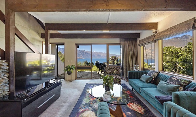 Queenstown Ski Chalet | Alpine Chalet Walk to Town 39A Lomond Cres