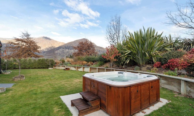 Lake Hayes House | Alpine Comfort: Family Home with Mountain Views & Garden