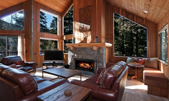 Alpine Meadows House | Alpine Darling- Hot Tub- Pet Friendly- 3 Minute Drive to Palisades Tahoe