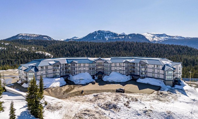 Courtenay Condo | Alpine Escape: Ski-In/Ski-Out Condo with Stunning Mountain Views