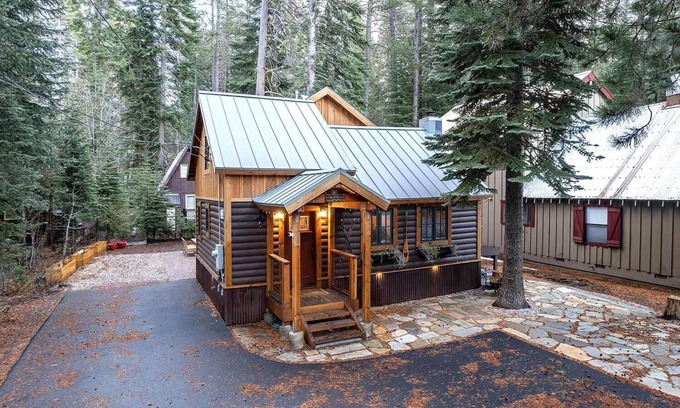 Donner Lake Woods Cabin | Alpine Retreat - Donner Lake - Walk to West End Beach