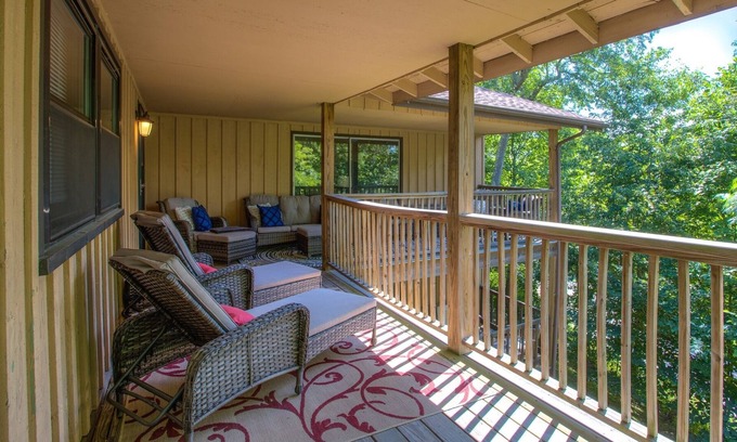 Blowing Rock Cottage | Alpine Walking Distance To App Ski 2 Bedroom Cottage by Redawning