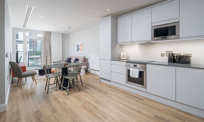 Nine Elms Apartment | ALTIDO 2-bed flat w/ balcony in Nine Elms