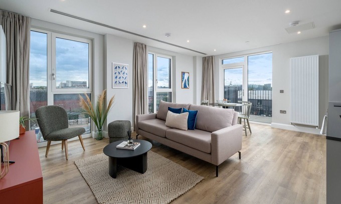 Nine Elms Apartment | ALTIDO 3-bed flat in w/terrace in Nine Elms