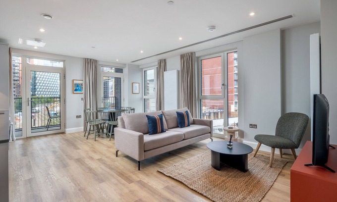Nine Elms Apartment | ALTIDO 3-bed flat w/terrace in Nine Elms