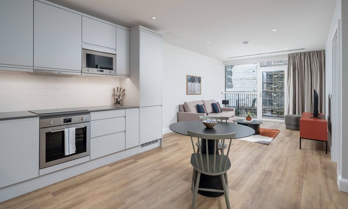 Nine Elms Apartment | ALTIDO Modern 1-bed flat in w/terrace in Nine Elms