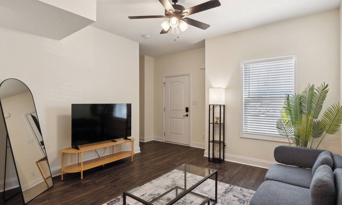 Clarksville Apartment | Alto A2 I Stunning 2bd Apt I Free Parking