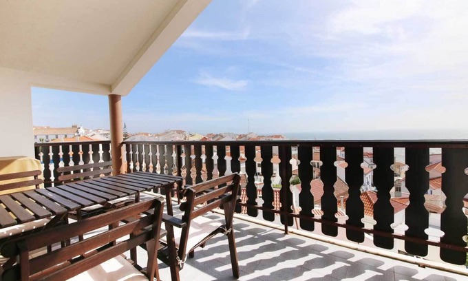 Ericeira Apartment | Alto da Pirica 2: Top floor apartment in the center, terrace, sea view & barbecue
