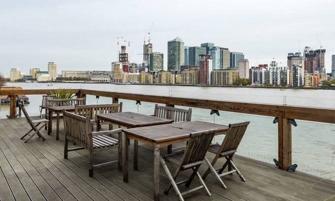 Surrey Docks Apartment | Amazing 2bed 2bath converted warehouse on Thames