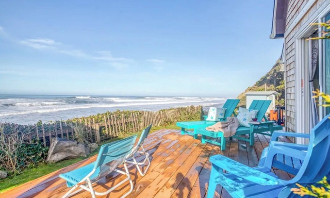 Lincoln City House | AMAZING 4 bd beach front home! w/stairsnto beach Pets-ok!