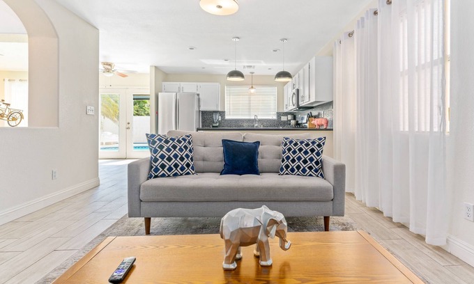 Summerlin House | Amazing 5 BDR house W/ Heated Pool*, near the Strip.