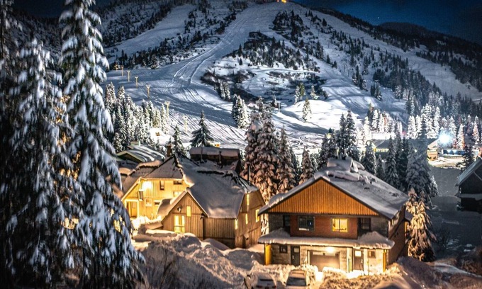 Hemlock Valley Cabin | Amazing 6 bedroom, 4 bath, sasquatch mountain cabin with hot tub & steam room