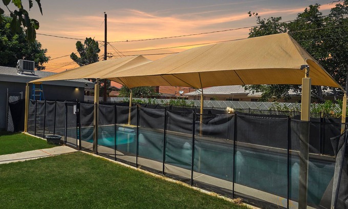 Biggs Field House | Amazing and inviting hm with 6brm, 4bath, 2kitchens, private pool in quiet area