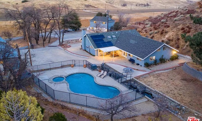 Agua Dulce House | Amazing Escape Close to LA with Pool, jacuzzi, Meditation room, Hiking trails.
