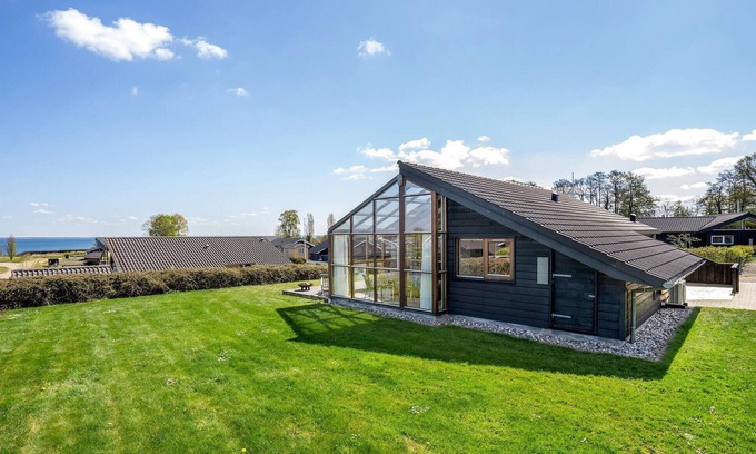 Grønninghoved Strand House | Amazing home in Sjølund with WiFi