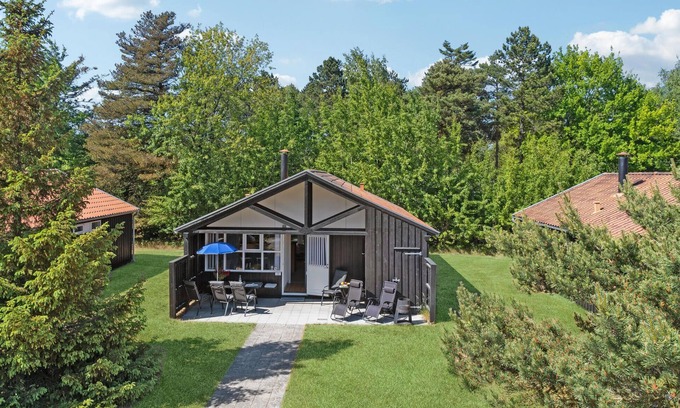 Bøtø By House | Amazing home in Væggerløse with kitchen