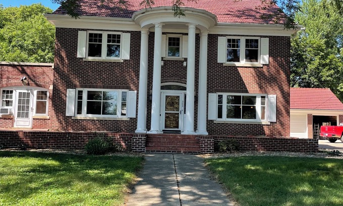 Storm Lake House | Amazing home near lake, parks, shopping and BVU! Perfect for summer vacation!