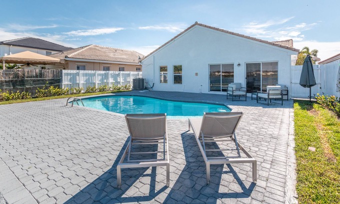 Ludlam House | Amazing Home with Lake view. Private pool