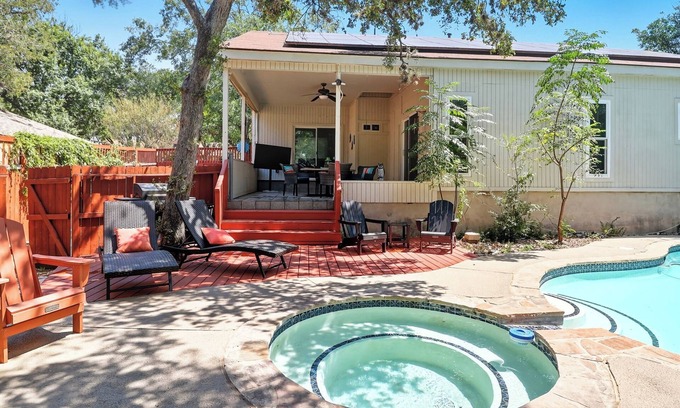 North San Antonio - SAT House | Amazing home with Pool, Jacuzzi, Fire Pit, near Airport, Sea World & River Walk