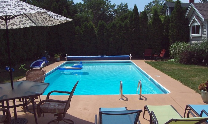 South Haven House | Amazing in ground Pool, 5 bedroom 3 bath, Short Walk to Town and Beach