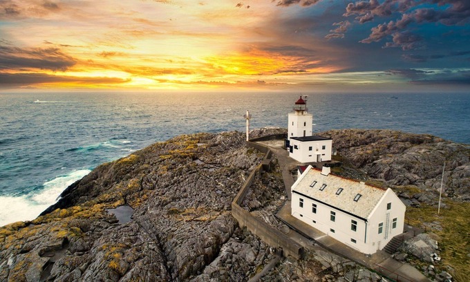 Austevoll Municipality Apartment | Amazing lighthouse in the middle of the sea! Experience wild Norwegian nature!