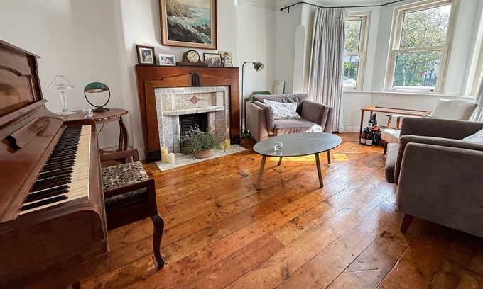 Claddagh House | Amazing location, 1930s Family home in the centre of Galway City.