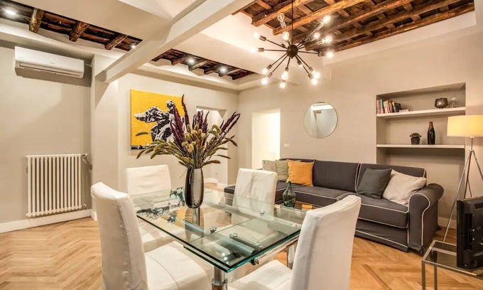 Rione III Colonna Apartment | Amazing Location, One Short Block From The Main Street In Trevi Fountain
