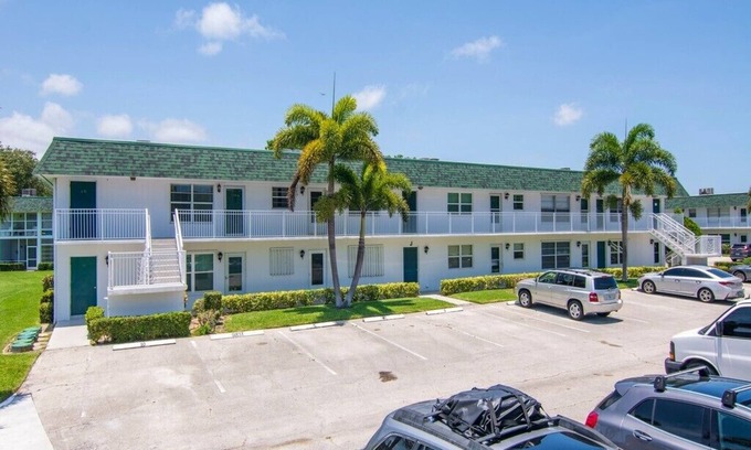 Vero Beach Condo | Amazing Location, this 2/2 is in the center of it all!