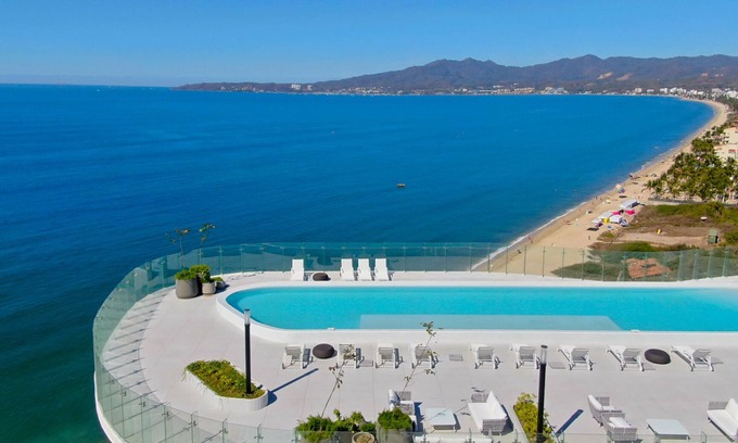 Flamingos Apartment | Amazing Jewel Beach front Condo with great views