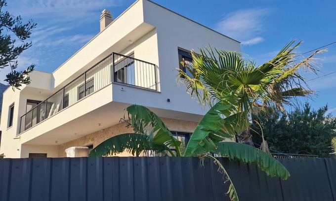 Kastel Sucurac Villa | Amazing New 4-bedroom villa in Split surounding with Pool, AC, WiFi