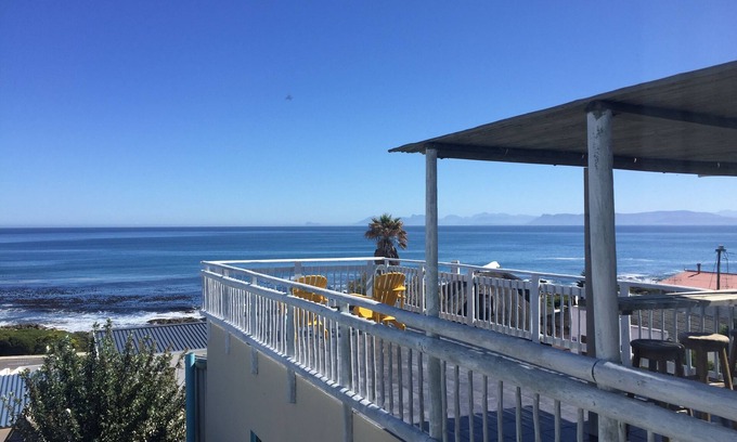 Gansbaai House | AMAZING OCEAN VIEWS + Beach Bungalow