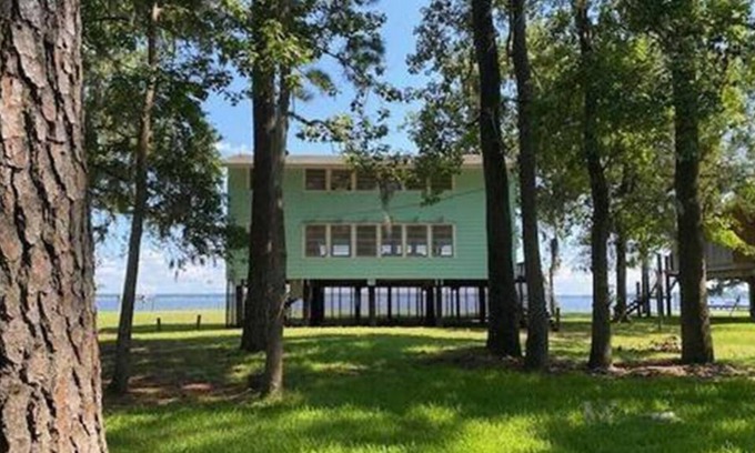 River Road House | Amazing Riverfront Views