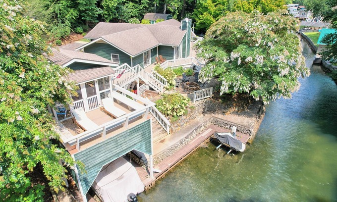 Wiley House | Amazing Spacious & Cozy Lake House on Lake Burton w/Boat Access! Dog Friendly!