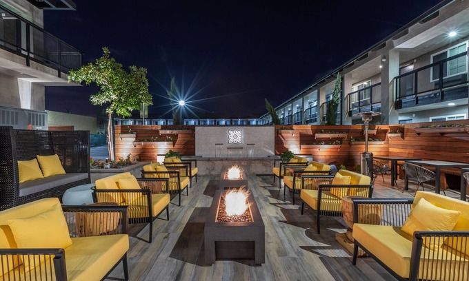 Southeast Torrance Hotel | Amazing Stay! 3 Great Units, 6 Queen Size Beds, Parking, Minutes To The Beach
