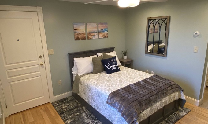 Plymouth Apartment | Amazing Studio-7 min walk to BID Hosp 15 min to D-town w/W/D, DW MW Jacuzzi tub