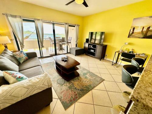 Red Hook House | Amazing View 1 Bed1 Bath Villa On Red Hook Strip