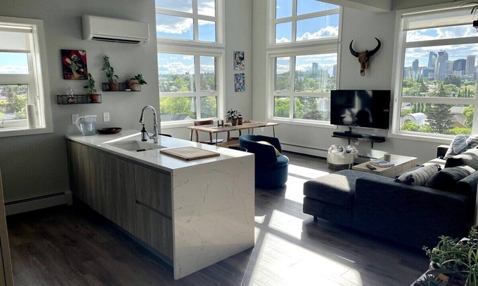 Inglewood Condo | Amazing View, King Size Bed, Trendy Neighbourhood