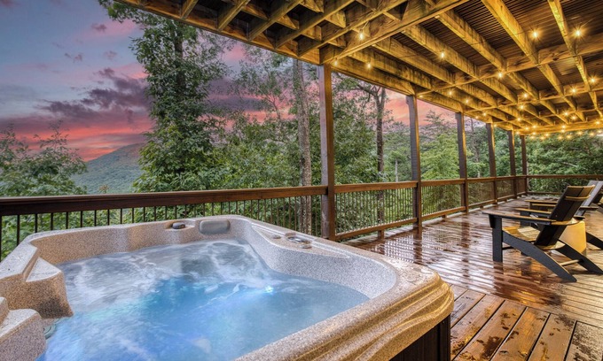 Blue Ridge Cabin | Amazing Views-Game Room-Wrap around decks-Hot tub