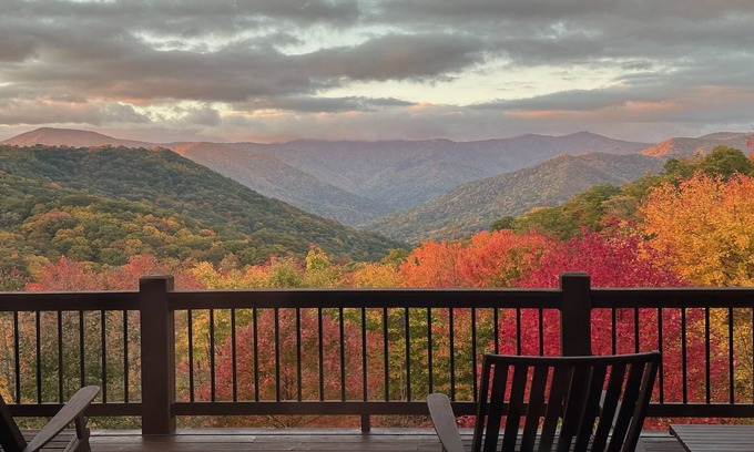 Cataloochee Ranch House | Amazing VIEWS! Hot Tub, WIFI, Fire Pit, 12' Shuffleboard table! Chef's kitchen.