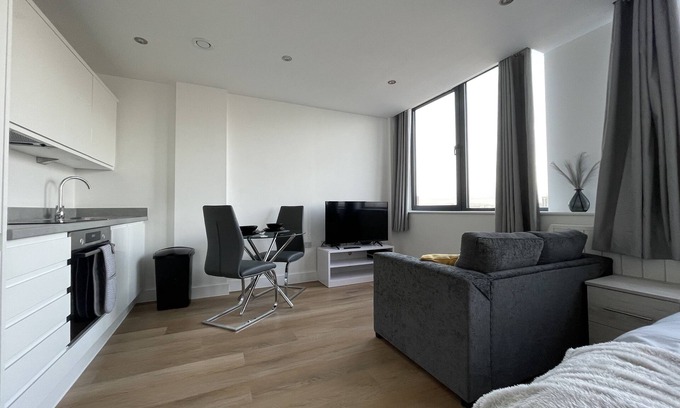 Trafford Apartment | Amazing Views of the City