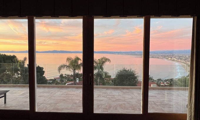 Malaga Cove House | Amazing whitewater coastline and mountain view 30 min to beach from 5 ensuite BR