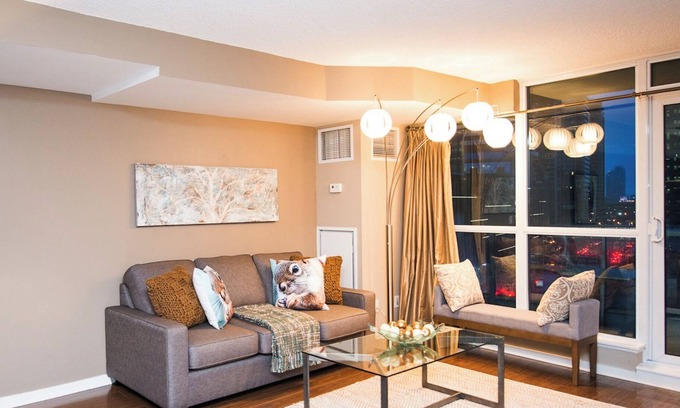 Toronto Entertainment District Apartment | Amazingly Spacious 2-BR Condo in DT Toronto