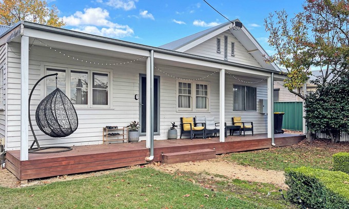 Mansfield House | Amber House: 4 BR, 2 BA in Mansfield, Sleeps 7