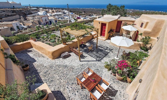 Kamari House | Amelie Canaves - Residence in the village of Finikia, 15min walk from Oia