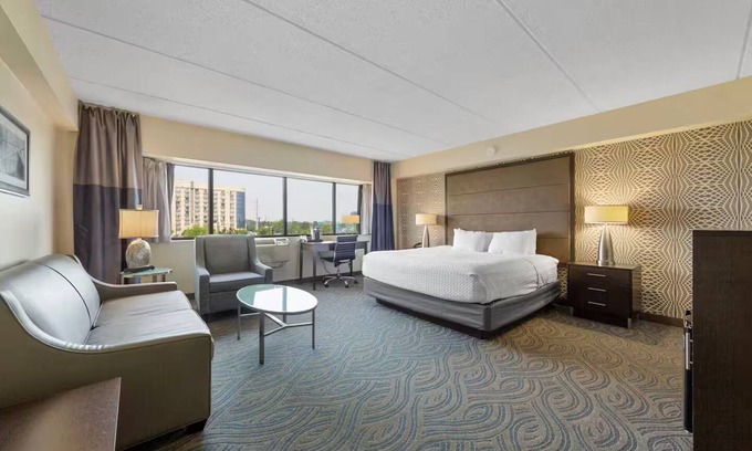 South Loop Apartment | Amenity Rich Spacious King Suite