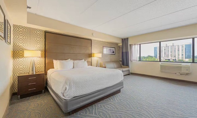 South Loop Apartment | Amenity Rich Spacious King Suite
