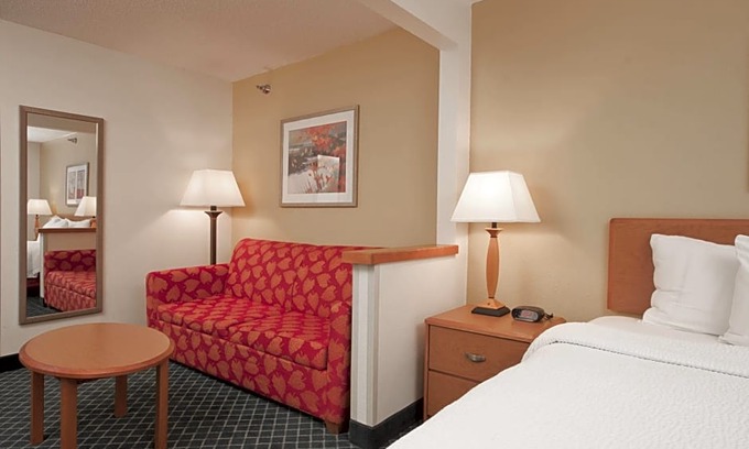 Davenport Hotel | AmericInn by Wyndham Davenport