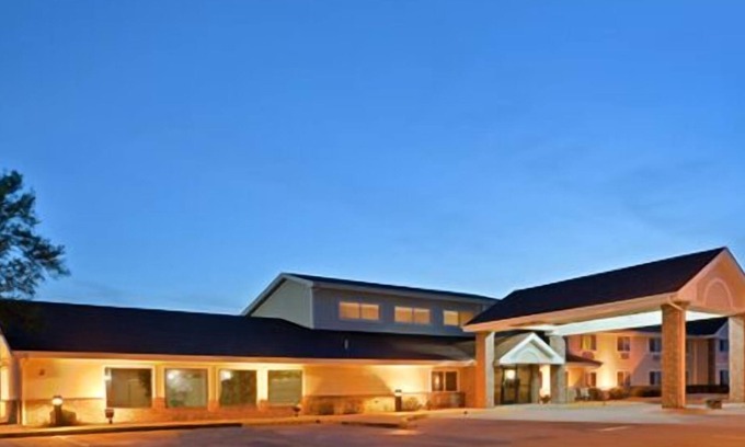Manitowoc Hotel | AmericInn by Wyndham Manitowoc