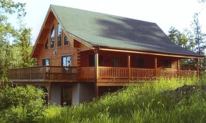 Hickory Hills Ski Chalet | Amish-Built Log Home - 50-Mile View, Hot Tub, Fire-pit, 4 mi to gorge!