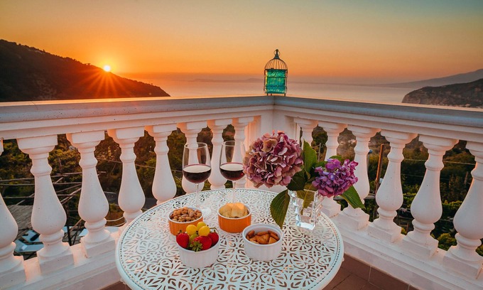 Sant'Agnello Villa | AMORE RENTALS - Villa Tina with Swimming Pool, Sea View, Garden and Parking